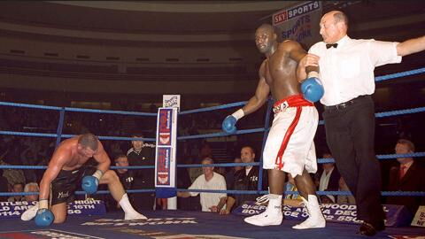Boxe : Ce combattant claque un énorme KO malgré une épaule déboîtée