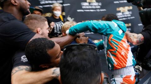 Jake Paul : une bagarre générale éclate entre le frère de Logan Paul et Floyd Mayweather