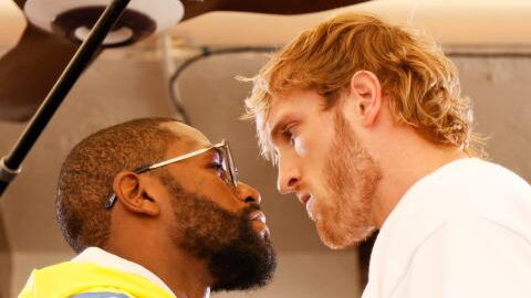 Logan Paul vs Floyd Mayweather : les images du face à face très tendu avant leur combat de boxe