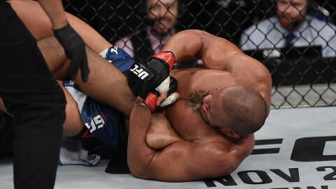 UFC Singapour : Ciryl Gane soumet Don'Tale Mayes après avoir dominé l'entièreté du combat