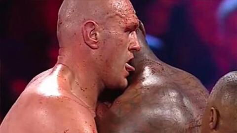 Complètement fou, Tyson Fury lèche le sang de Deontay Wilder avant de le mettre KO
