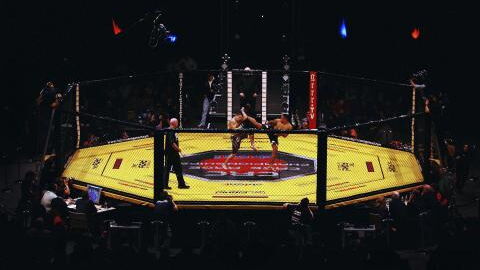 MMA : Mariusz Pudzianowski, 5 fois Homme le plus fort du Monde, met KO son adversaire en 18 secondes