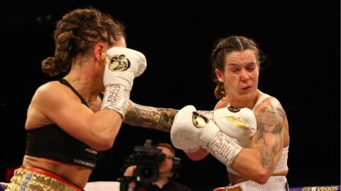 Boxe : KO debout, Terri Harper sauvée par un arbitre en plein combat