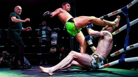 Muay Thaï : le coup de pied digne de Tekken d'un combattant pour mettre KO son adversaire