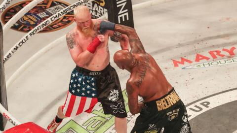 Un boxeur à mains nues claque un KO si brutal qu'il envoie son adversaire hors du ring