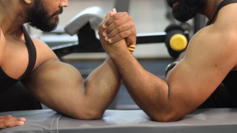 Quand un prodige du bras de fer défie des bodybuilders solides, ça finit très mal (VIDÉO)