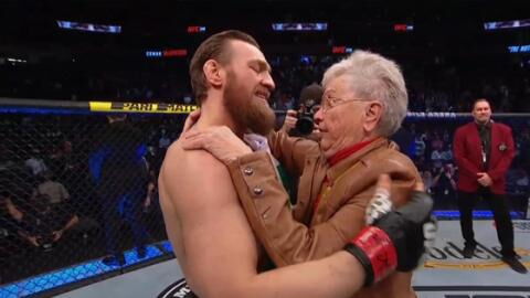 UFC 246 : Conor McGregor tombe dans les bras de la grand-mère de Donald Cerrone après sa victoire par KO (VIDEO)