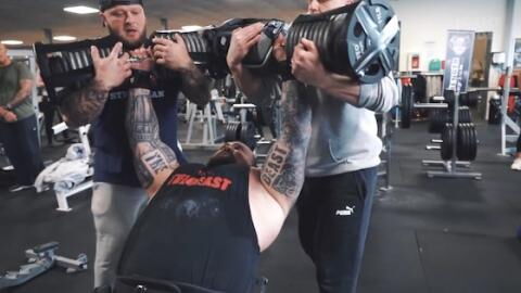 Eddie Hall : The Beast bat le record du monde de développé incliné avec des haltères de 110kg !