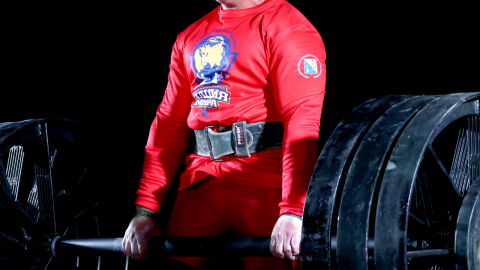 Eddie Hall : The Beast boxe avec un YouTubeur et claque une énorme droite