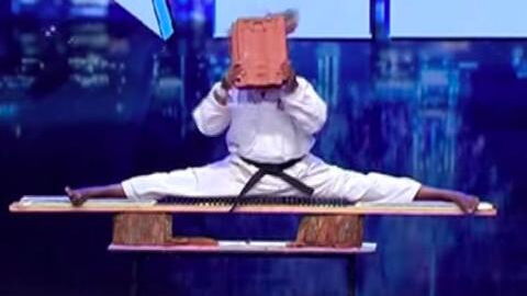 Incroyable Talent : quand un karatéka sri-lankais se met KO tout seul en se brisant des tuiles sur la tête