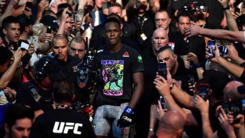 UFC 243 : Israel Adesanya fait une entrée mémorable au Marvel Stadium
