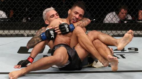 UFC Brasilia : Charles Oliveira soumet Kevin Lee, qui tente de continuer le combat (VIDEO)