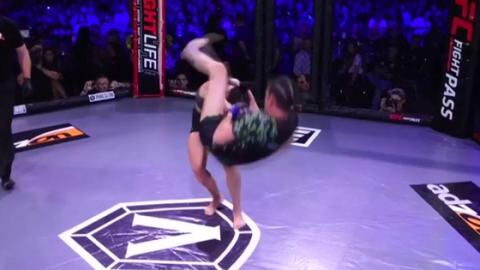 MMA : une combattante met KO son adversaire sur un énorme slam