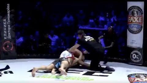 MMA : un combattant refuse de lâcher une soumission alors que son adversaire est KO