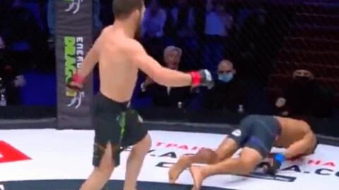 Un ancien de l'UFC claque un énorme KO sur un coup de pied retourné (VIDEO)