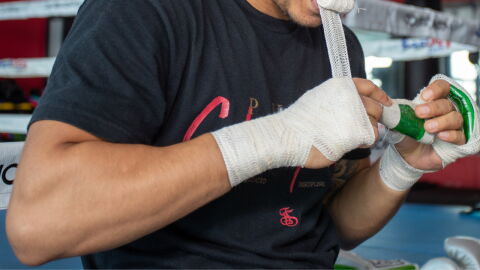 EFC 75 : Ce KO est si violent que le combattant reste évanoui debout