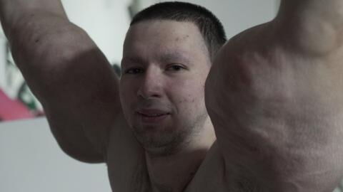 Synthol Kid : le Russe aux bras gonflés mis KO par un YouTubeur pour son 2ème combat de MMA