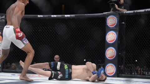 MMA : le KO sur un coup de pied retourné incroyable d'un combattant 2 secondes après le début du round