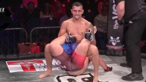Il termine et gagne un combat de MMA grâce à une prise de catch légendaire (VIDEO)