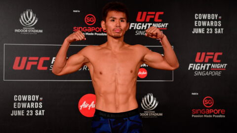 Un ancien de l’UFC envoie un énorme coup de pied en plein visage de son adversaire déjà KO (VIDEO)