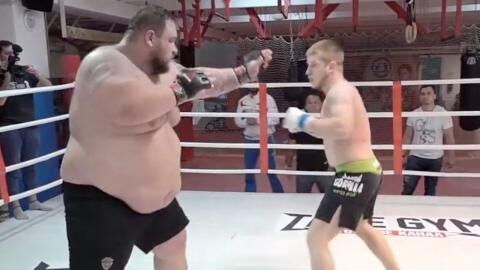 220 kg vs 77 kg, un combat de MMA très controversé se termine sur un KO dévastateur