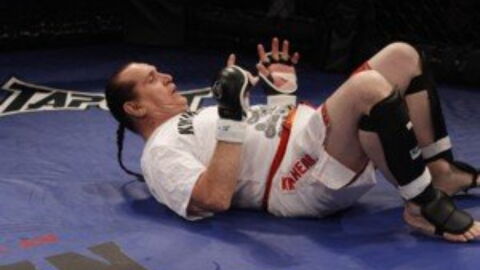 À 70 ans, il se lance dans le MMA et termine son adversaire pour son premier combat