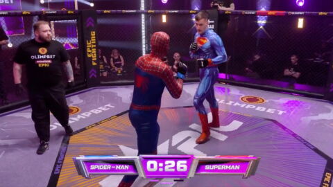 Spiderman vs Superman, le combat de MMA insolite se termine sur un gros KO (VIDEO)