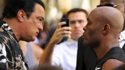 Le recadrage ferme de l'ancien champion UFC Anderson Silva à Steven Seagal