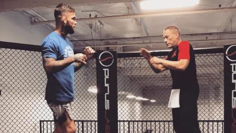 Jean-Claude Van Damme frappe un combattant UFC en pleine tête, ça dégénère (VIDEO)