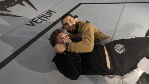 Le champion UFC Islam Makhachev martyrise un streameur qui l'avait défié