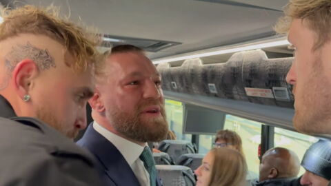 Conor McGregor menace de gifler Logan et Jake Paul lors de leur premier face à face
