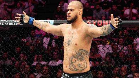8 victoires, 8 finishs au 1er round, ce poids lourds fait son entrée dans le top 15 à l'UFC