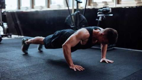 Pompes à un bras : la technique de Ebenezer Samuel qui va changer la façon de faire vos pompes