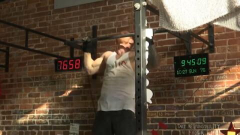 Brandon Tucker : il bat le record du monde de tractions avec un total de 7 715 en 24h