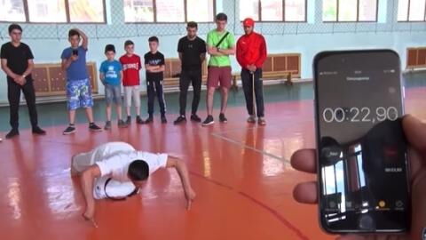 Push up : un Arménien bat le record du monde de pompes à deux doigts !