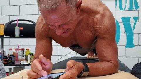 George E. Hood : un homme de 62 ans bat le record du monde de gainage en restant plus de 8h en planche !