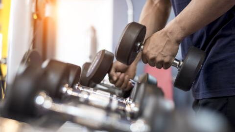 Exercices Haltères : les 8 meilleurs exercices à faire avec des haltères