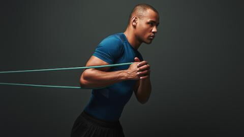 Musculation : l'élastique, l'accessoire parfait pour travailler tous les muscles du corps