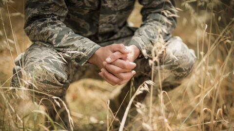 Entraînement : deux bodybuilders tentent de réaliser un test d'entrée pour l'US Navy