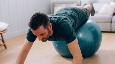 Gainage sur Swiss ball : comment bien faire cet exercice de planche