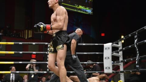 Muay Thaï : Un combattant met KO son adversaire d'un violent tornado kick