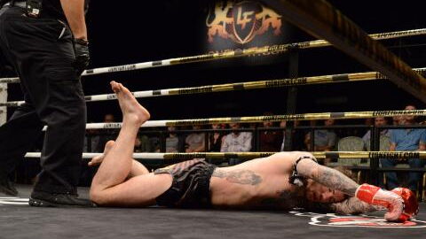 MMA : Un combattant met KO son adversaire en seulement 6 secondes et crée une vive polémique