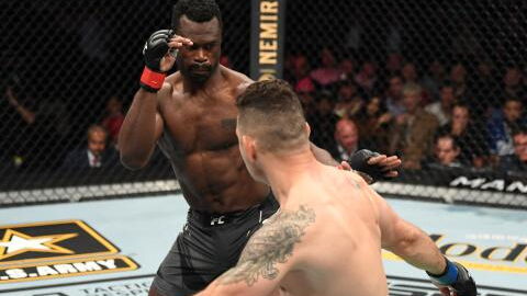UFC 261 : Chris Weidman se brise la jambe face à Uriah Hall après seulement 15 secondes de combat