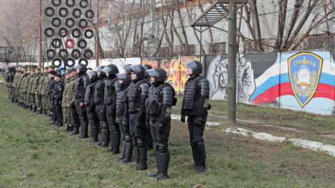 Un groupe des forces spéciales russes affronte un énorme combattant de MMA, un combat tendu