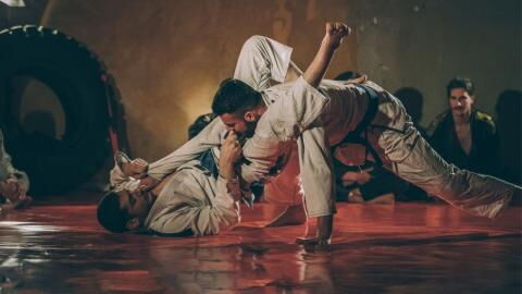 MMA : une brute s'en prend à un pratiquant de MMA et de jiu-jitsu, ça finit mal