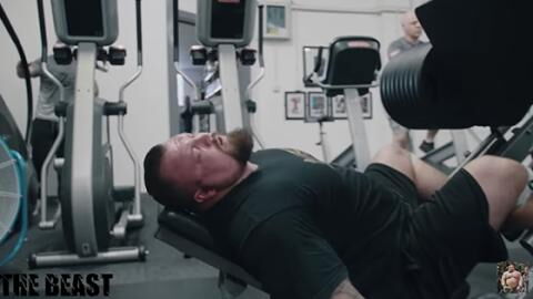 Eddie Hall : le Strongman s'évanouit et se fait dessus en tentant de passer une tonne à la presse à cuisses