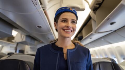 Voyage en avion : Voici l'hôtesse de l'air la plus drôle du monde