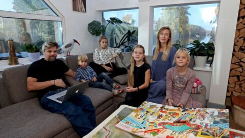 Russie : une famille de 7 personnes vit dans une maison flottante amarrée à Saint-Pétersbourg