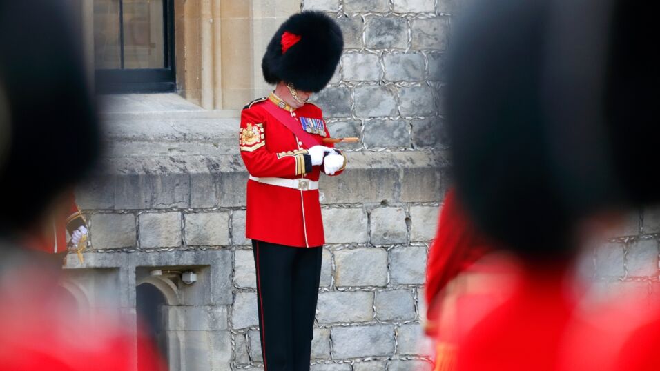Queen's Guardsmen spend night with intruder posing as priest in latest ...
