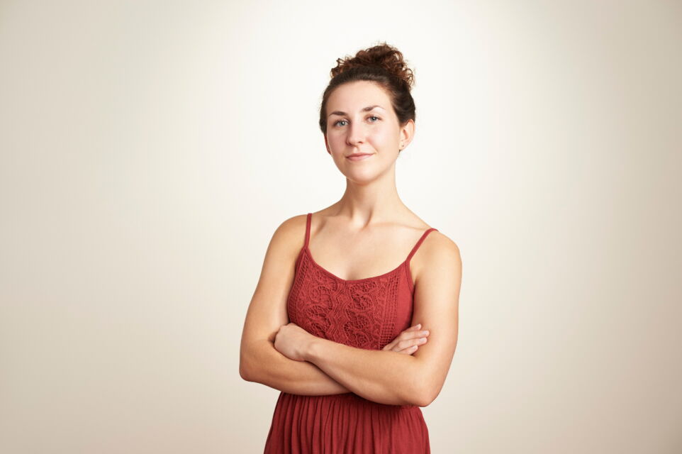 The way you cross your arms reveals a lot about you